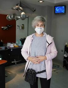 Imagen secundaria 2 - Tere, Nekane, Asun, Kontxi, Eugenia, Kontxi y Mari Jose toman un café en la plaza del Ayuntamiento de Berastegi. Jaione Ollo trabaja en la farmacia. Naiara Astibia atiende en su peluquería en Berastegi.