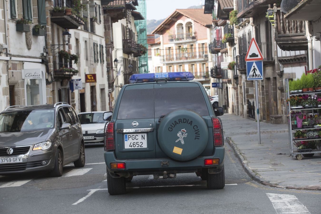 Las restricciones dividen desde hoy a pueblos en la muga que hacen vida en común, como Berastegi, Lesaka y Leitza. 