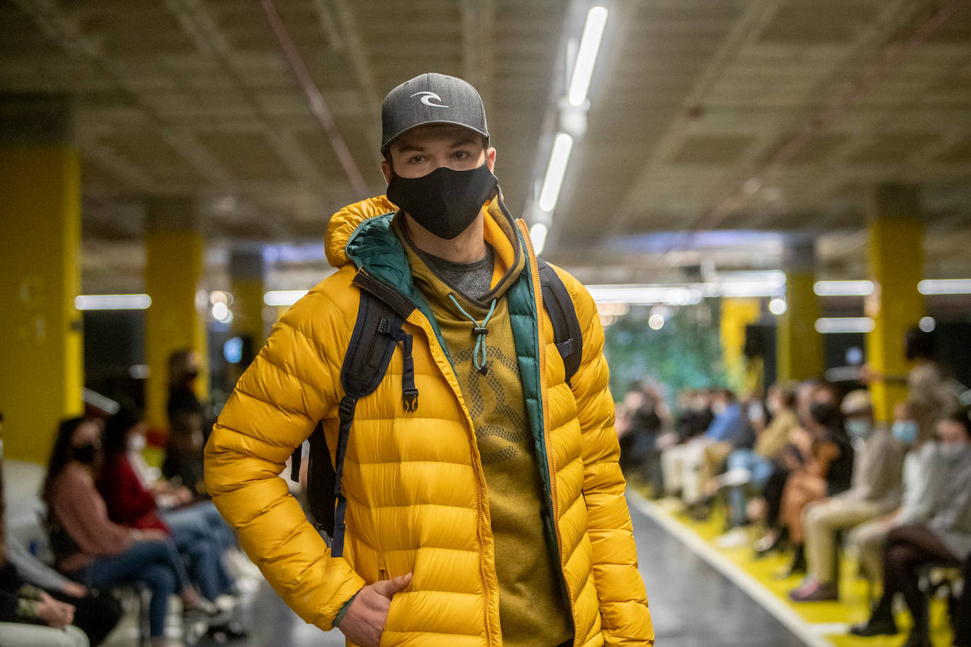 El nuevo parking de Garbera acogió el primer evento presencial de la «era Covid» dentro del GdM San Sebastián Moda Festival. Con el aforo completo, una puesta en escena sorprendente y colorista y un plantel de firmas primer nivel estatal, 15 firmas presentaron sus colecciones otoño-invierno 2020/2021 con un pase final cargado de simbolismo y apoyo al comercio de proximidad.
