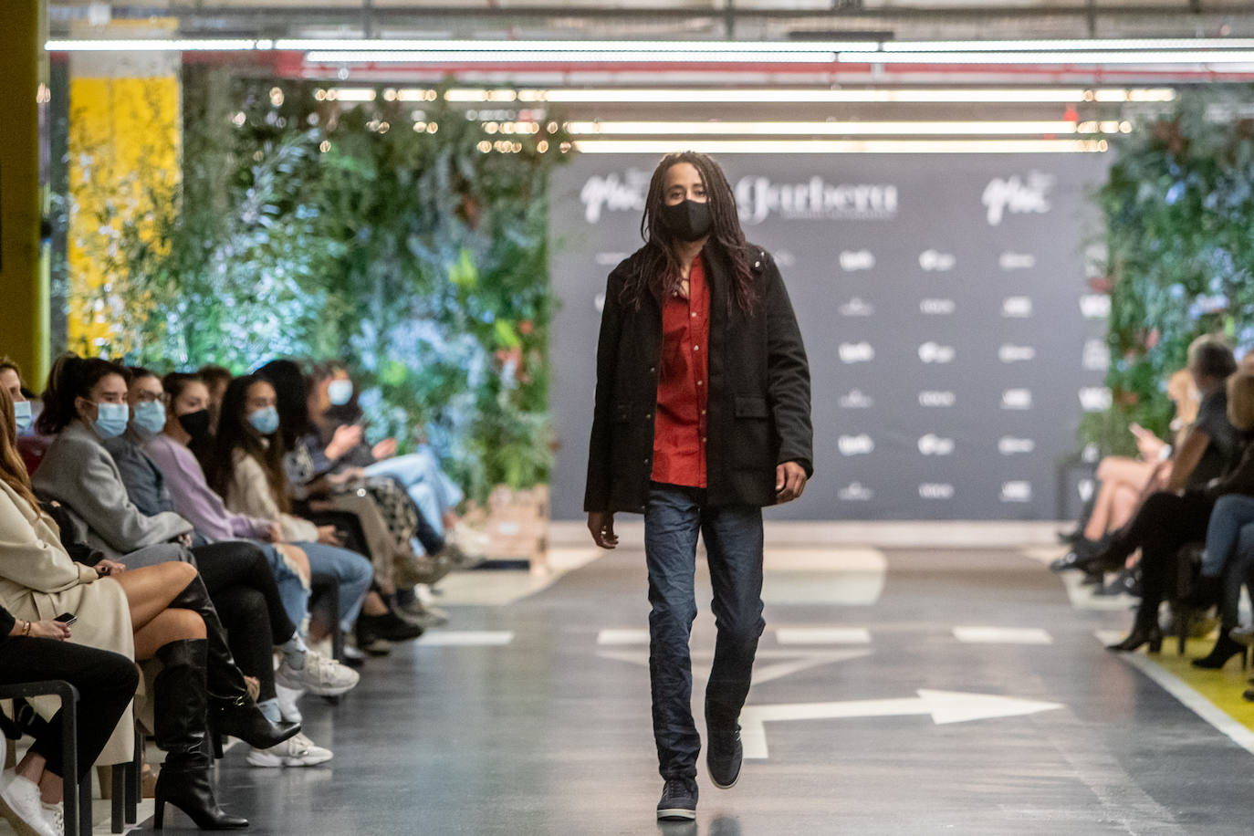 El nuevo parking de Garbera acogió el primer evento presencial de la «era Covid» dentro del GdM San Sebastián Moda Festival. Con el aforo completo, una puesta en escena sorprendente y colorista y un plantel de firmas primer nivel estatal, 15 firmas presentaron sus colecciones otoño-invierno 2020/2021 con un pase final cargado de simbolismo y apoyo al comercio de proximidad.