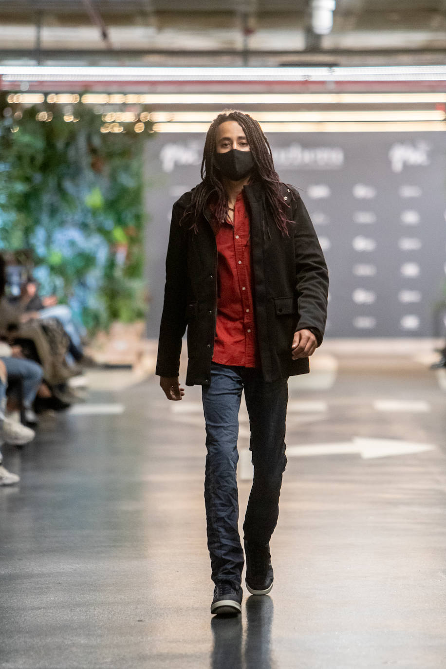 El nuevo parking de Garbera acogió el primer evento presencial de la «era Covid» dentro del GdM San Sebastián Moda Festival. Con el aforo completo, una puesta en escena sorprendente y colorista y un plantel de firmas primer nivel estatal, 15 firmas presentaron sus colecciones otoño-invierno 2020/2021 con un pase final cargado de simbolismo y apoyo al comercio de proximidad.