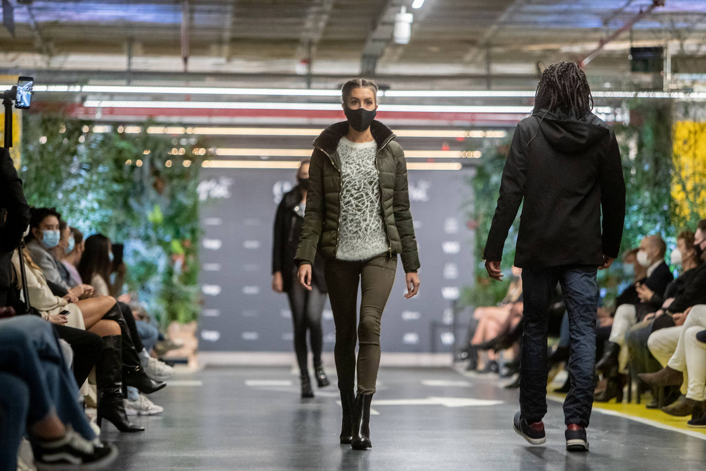 El nuevo parking de Garbera acogió el primer evento presencial de la «era Covid» dentro del GdM San Sebastián Moda Festival. Con el aforo completo, una puesta en escena sorprendente y colorista y un plantel de firmas primer nivel estatal, 15 firmas presentaron sus colecciones otoño-invierno 2020/2021 con un pase final cargado de simbolismo y apoyo al comercio de proximidad.