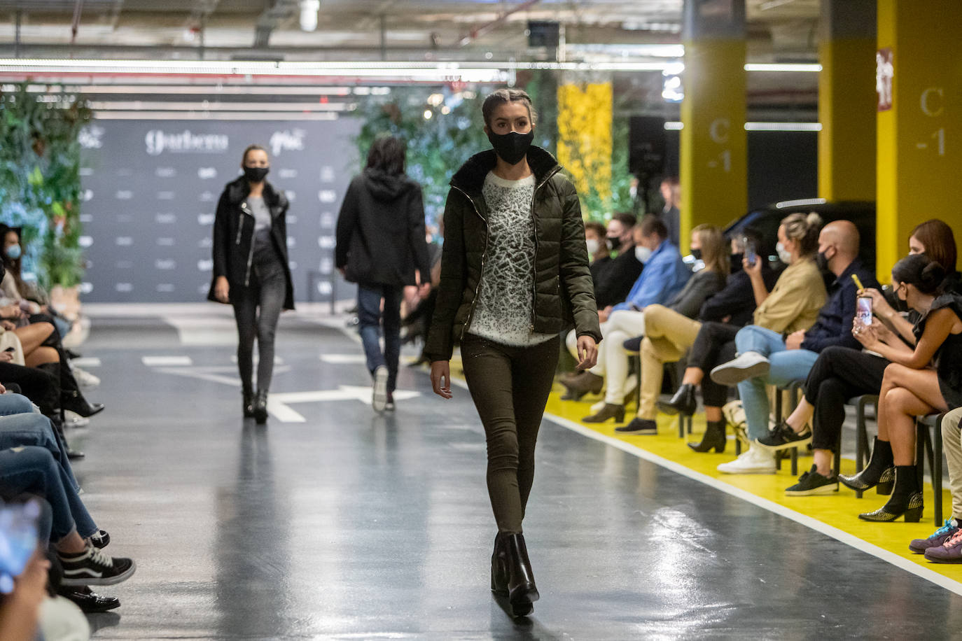 El nuevo parking de Garbera acogió el primer evento presencial de la «era Covid» dentro del GdM San Sebastián Moda Festival. Con el aforo completo, una puesta en escena sorprendente y colorista y un plantel de firmas primer nivel estatal, 15 firmas presentaron sus colecciones otoño-invierno 2020/2021 con un pase final cargado de simbolismo y apoyo al comercio de proximidad.