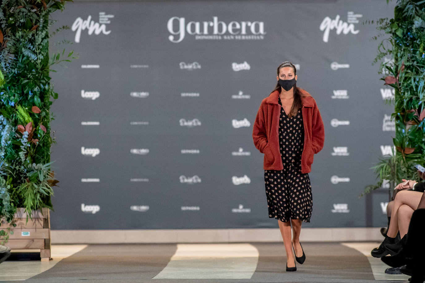 El nuevo parking de Garbera acogió el primer evento presencial de la «era Covid» dentro del GdM San Sebastián Moda Festival. Con el aforo completo, una puesta en escena sorprendente y colorista y un plantel de firmas primer nivel estatal, 15 firmas presentaron sus colecciones otoño-invierno 2020/2021 con un pase final cargado de simbolismo y apoyo al comercio de proximidad.