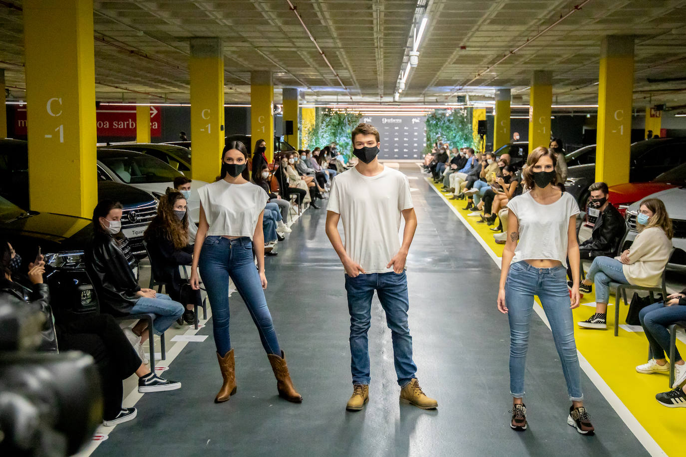 El nuevo parking de Garbera acogió el primer evento presencial de la «era Covid» dentro del GdM San Sebastián Moda Festival. Con el aforo completo, una puesta en escena sorprendente y colorista y un plantel de firmas primer nivel estatal, 15 firmas presentaron sus colecciones otoño-invierno 2020/2021 con un pase final cargado de simbolismo y apoyo al comercio de proximidad.