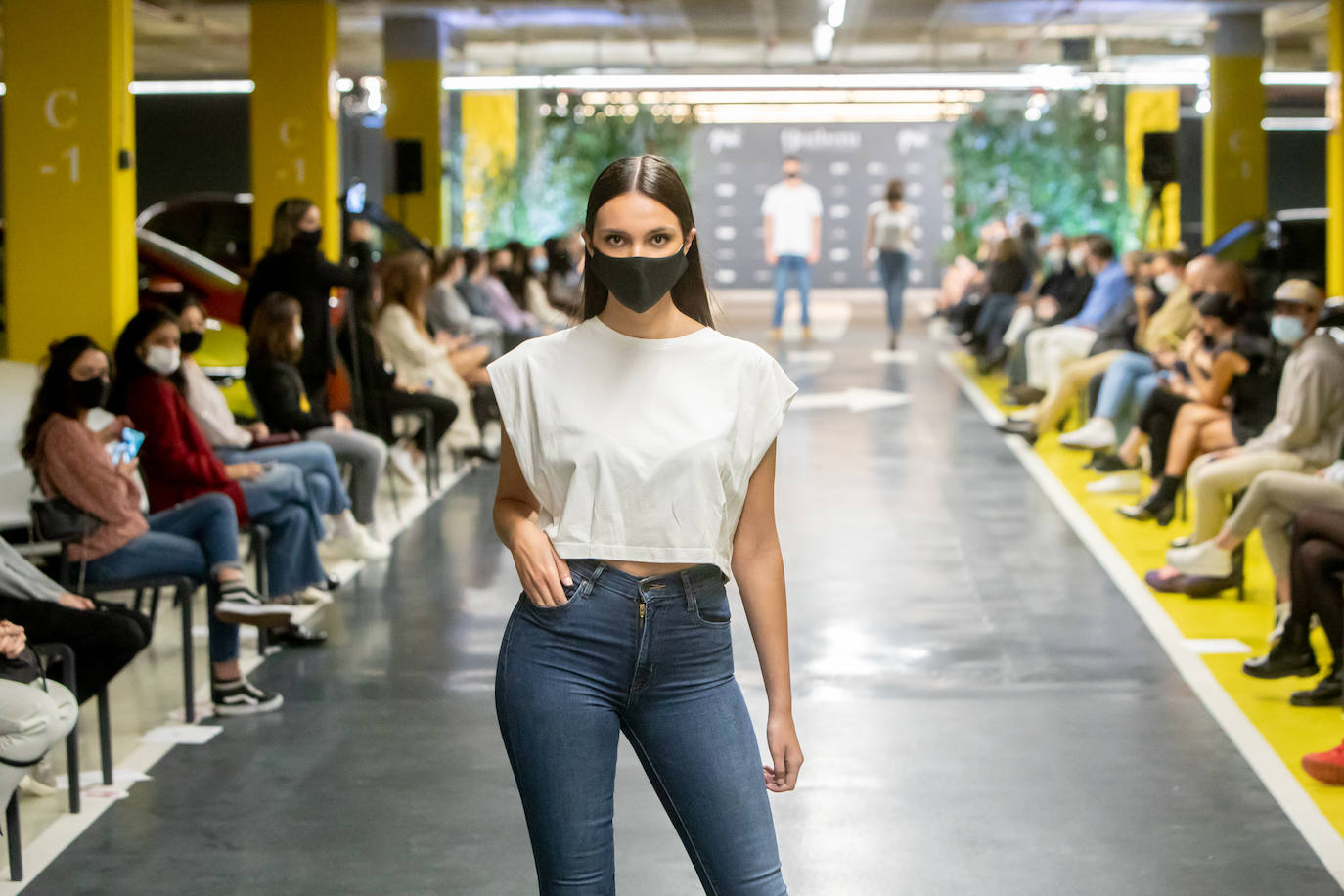 El nuevo parking de Garbera acogió el primer evento presencial de la «era Covid» dentro del GdM San Sebastián Moda Festival. Con el aforo completo, una puesta en escena sorprendente y colorista y un plantel de firmas primer nivel estatal, 15 firmas presentaron sus colecciones otoño-invierno 2020/2021 con un pase final cargado de simbolismo y apoyo al comercio de proximidad.