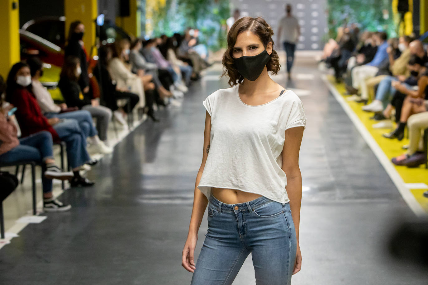 El nuevo parking de Garbera acogió el primer evento presencial de la «era Covid» dentro del GdM San Sebastián Moda Festival. Con el aforo completo, una puesta en escena sorprendente y colorista y un plantel de firmas primer nivel estatal, 15 firmas presentaron sus colecciones otoño-invierno 2020/2021 con un pase final cargado de simbolismo y apoyo al comercio de proximidad.