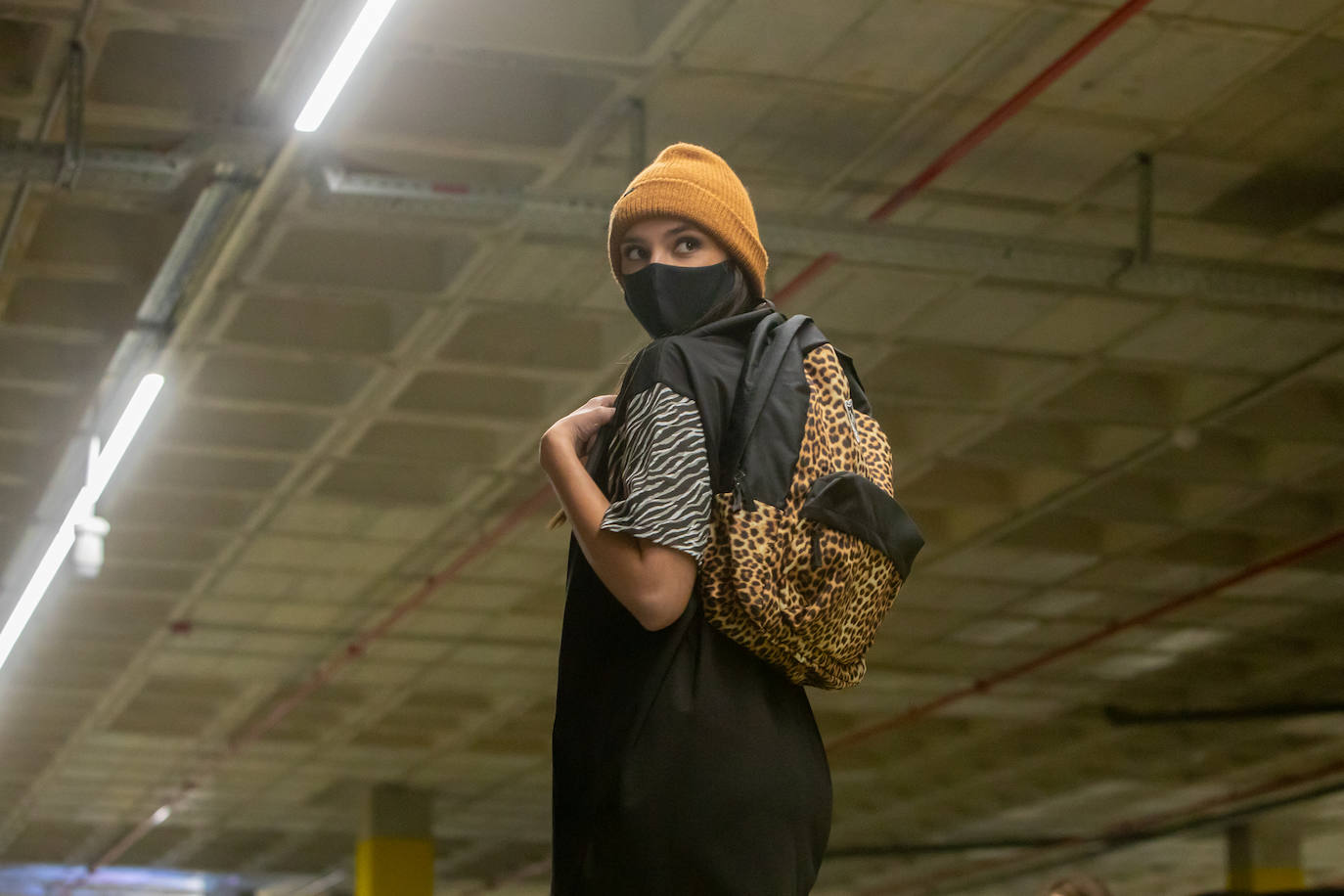 El nuevo parking de Garbera acogió el primer evento presencial de la «era Covid» dentro del GdM San Sebastián Moda Festival. Con el aforo completo, una puesta en escena sorprendente y colorista y un plantel de firmas primer nivel estatal, 15 firmas presentaron sus colecciones otoño-invierno 2020/2021 con un pase final cargado de simbolismo y apoyo al comercio de proximidad.