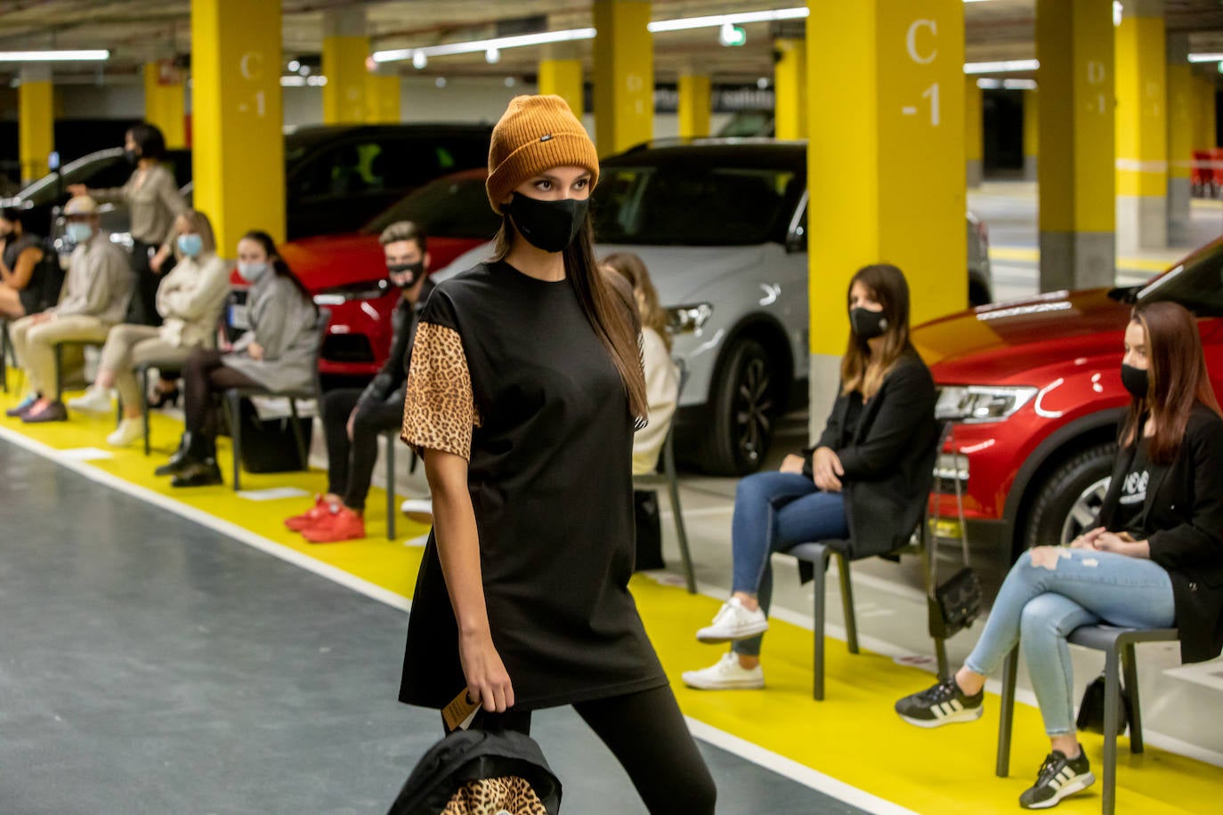 El nuevo parking de Garbera acogió el primer evento presencial de la «era Covid» dentro del GdM San Sebastián Moda Festival. Con el aforo completo, una puesta en escena sorprendente y colorista y un plantel de firmas primer nivel estatal, 15 firmas presentaron sus colecciones otoño-invierno 2020/2021 con un pase final cargado de simbolismo y apoyo al comercio de proximidad.