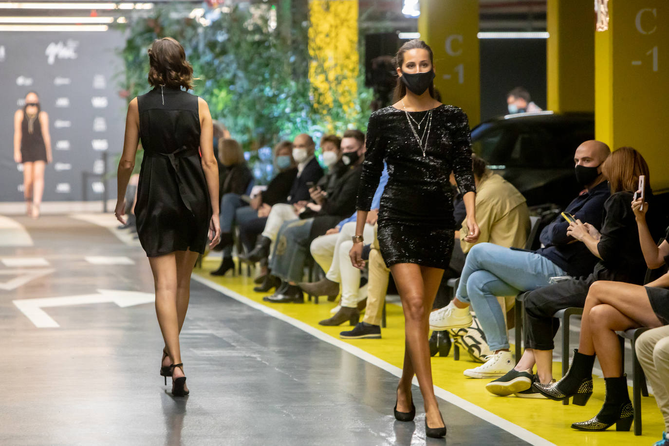 El nuevo parking de Garbera acogió el primer evento presencial de la «era Covid» dentro del GdM San Sebastián Moda Festival. Con el aforo completo, una puesta en escena sorprendente y colorista y un plantel de firmas primer nivel estatal, 15 firmas presentaron sus colecciones otoño-invierno 2020/2021 con un pase final cargado de simbolismo y apoyo al comercio de proximidad.