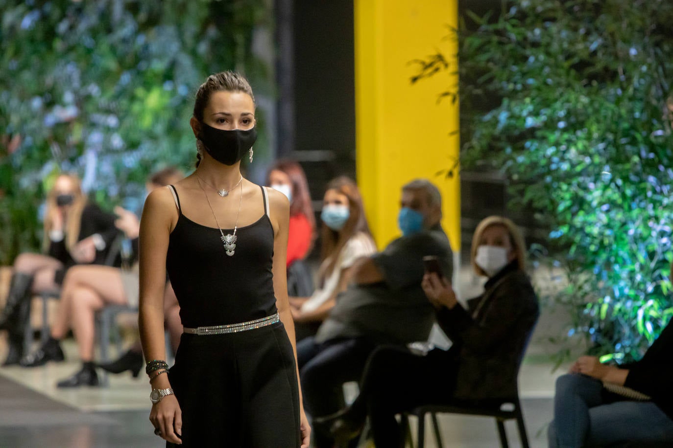 El nuevo parking de Garbera acogió el primer evento presencial de la «era Covid» dentro del GdM San Sebastián Moda Festival. Con el aforo completo, una puesta en escena sorprendente y colorista y un plantel de firmas primer nivel estatal, 15 firmas presentaron sus colecciones otoño-invierno 2020/2021 con un pase final cargado de simbolismo y apoyo al comercio de proximidad.