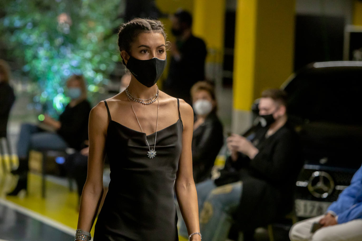 El nuevo parking de Garbera acogió el primer evento presencial de la «era Covid» dentro del GdM San Sebastián Moda Festival. Con el aforo completo, una puesta en escena sorprendente y colorista y un plantel de firmas primer nivel estatal, 15 firmas presentaron sus colecciones otoño-invierno 2020/2021 con un pase final cargado de simbolismo y apoyo al comercio de proximidad.