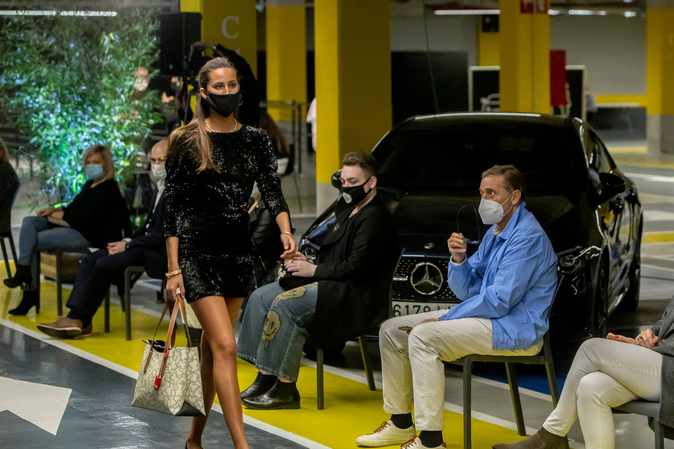 El nuevo parking de Garbera acogió el primer evento presencial de la «era Covid» dentro del GdM San Sebastián Moda Festival. Con el aforo completo, una puesta en escena sorprendente y colorista y un plantel de firmas primer nivel estatal, 15 firmas presentaron sus colecciones otoño-invierno 2020/2021 con un pase final cargado de simbolismo y apoyo al comercio de proximidad.