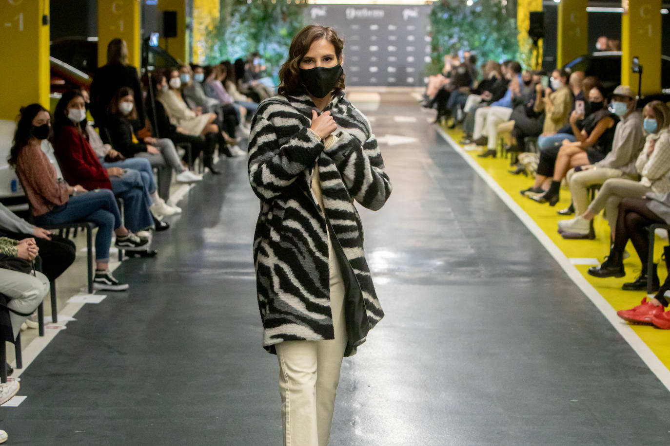 El nuevo parking de Garbera acogió el primer evento presencial de la «era Covid» dentro del GdM San Sebastián Moda Festival. Con el aforo completo, una puesta en escena sorprendente y colorista y un plantel de firmas primer nivel estatal, 15 firmas presentaron sus colecciones otoño-invierno 2020/2021 con un pase final cargado de simbolismo y apoyo al comercio de proximidad.