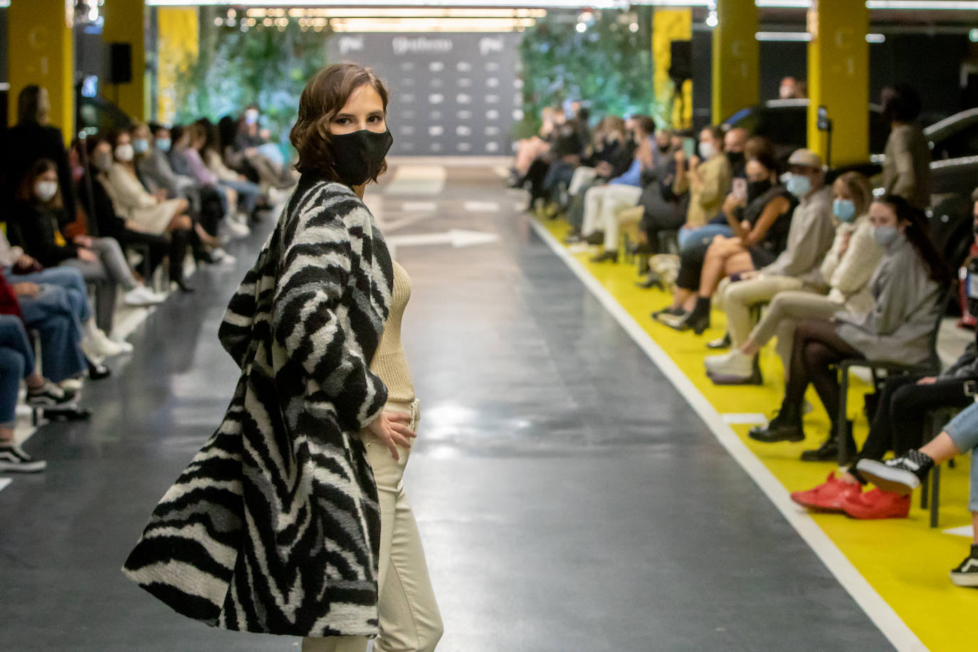 El nuevo parking de Garbera acogió el primer evento presencial de la «era Covid» dentro del GdM San Sebastián Moda Festival. Con el aforo completo, una puesta en escena sorprendente y colorista y un plantel de firmas primer nivel estatal, 15 firmas presentaron sus colecciones otoño-invierno 2020/2021 con un pase final cargado de simbolismo y apoyo al comercio de proximidad.