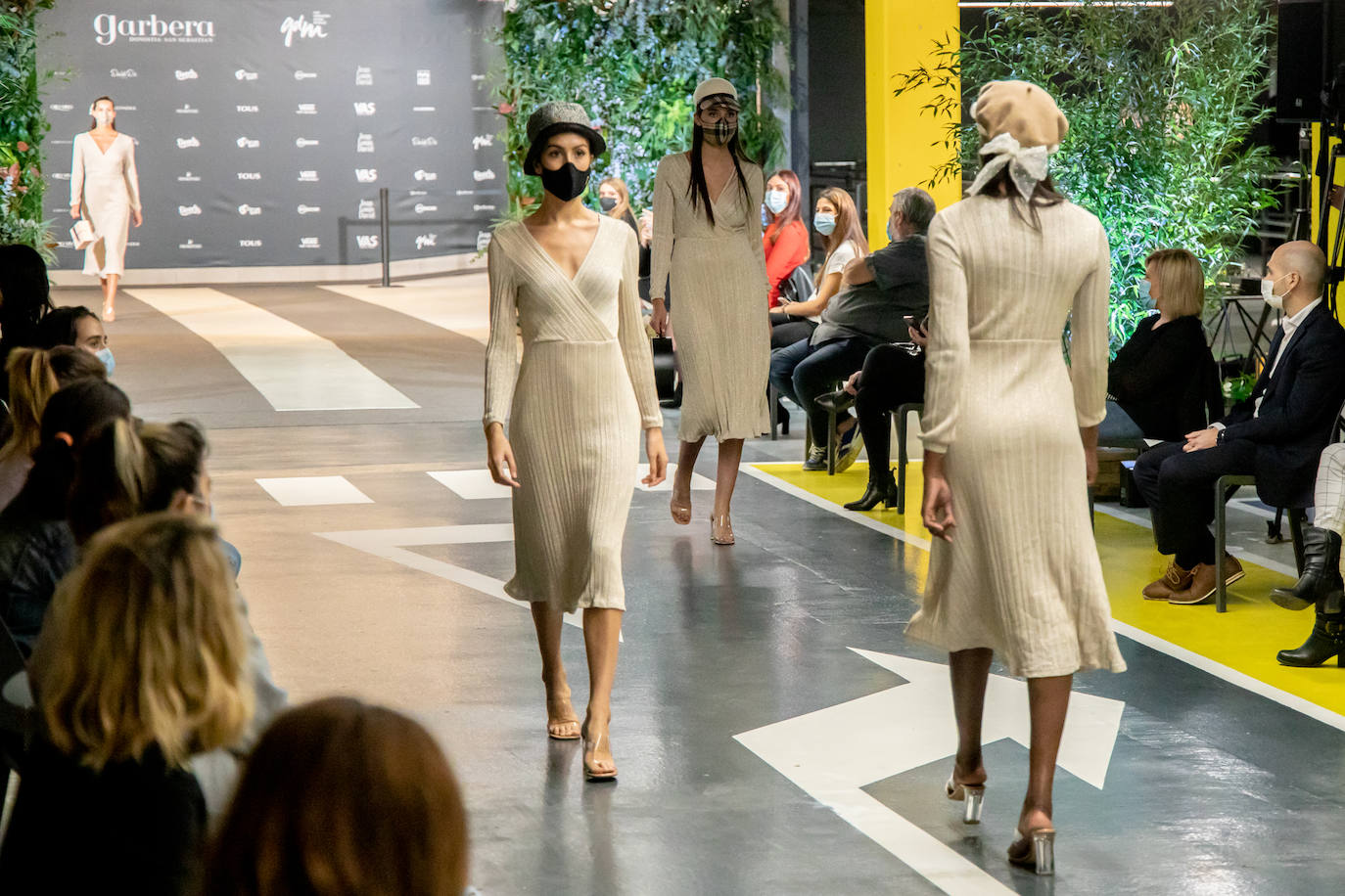 El nuevo parking de Garbera acogió el primer evento presencial de la «era Covid» dentro del GdM San Sebastián Moda Festival. Con el aforo completo, una puesta en escena sorprendente y colorista y un plantel de firmas primer nivel estatal, 15 firmas presentaron sus colecciones otoño-invierno 2020/2021 con un pase final cargado de simbolismo y apoyo al comercio de proximidad.