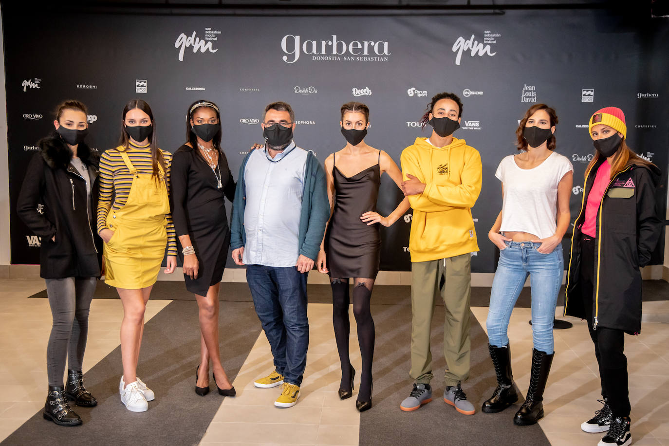 El nuevo parking de Garbera acogió el primer evento presencial de la «era Covid» dentro del GdM San Sebastián Moda Festival. Con el aforo completo, una puesta en escena sorprendente y colorista y un plantel de firmas primer nivel estatal, 15 firmas presentaron sus colecciones otoño-invierno 2020/2021 con un pase final cargado de simbolismo y apoyo al comercio de proximidad.