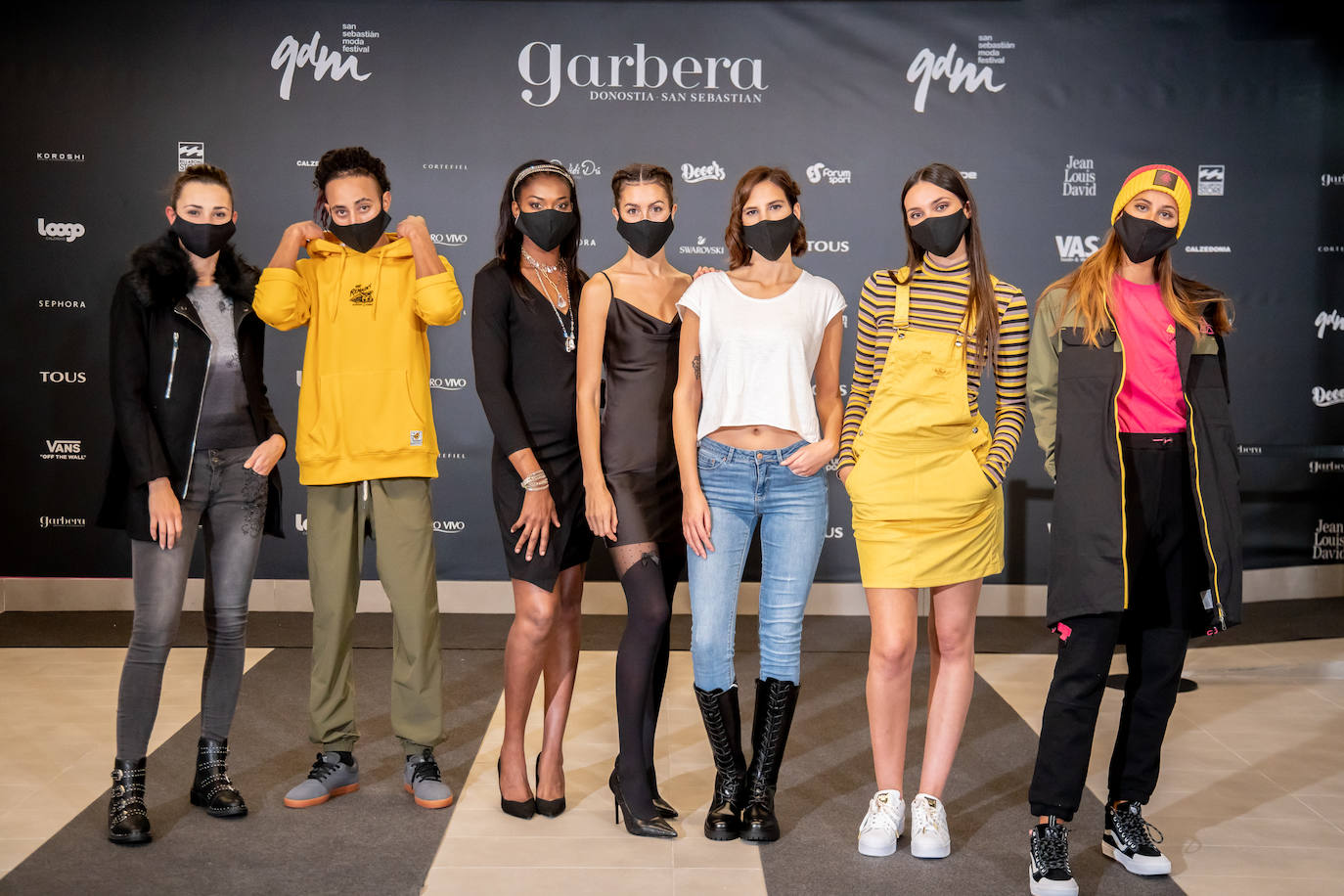 El nuevo parking de Garbera acogió el primer evento presencial de la «era Covid» dentro del GdM San Sebastián Moda Festival. Con el aforo completo, una puesta en escena sorprendente y colorista y un plantel de firmas primer nivel estatal, 15 firmas presentaron sus colecciones otoño-invierno 2020/2021 con un pase final cargado de simbolismo y apoyo al comercio de proximidad.
