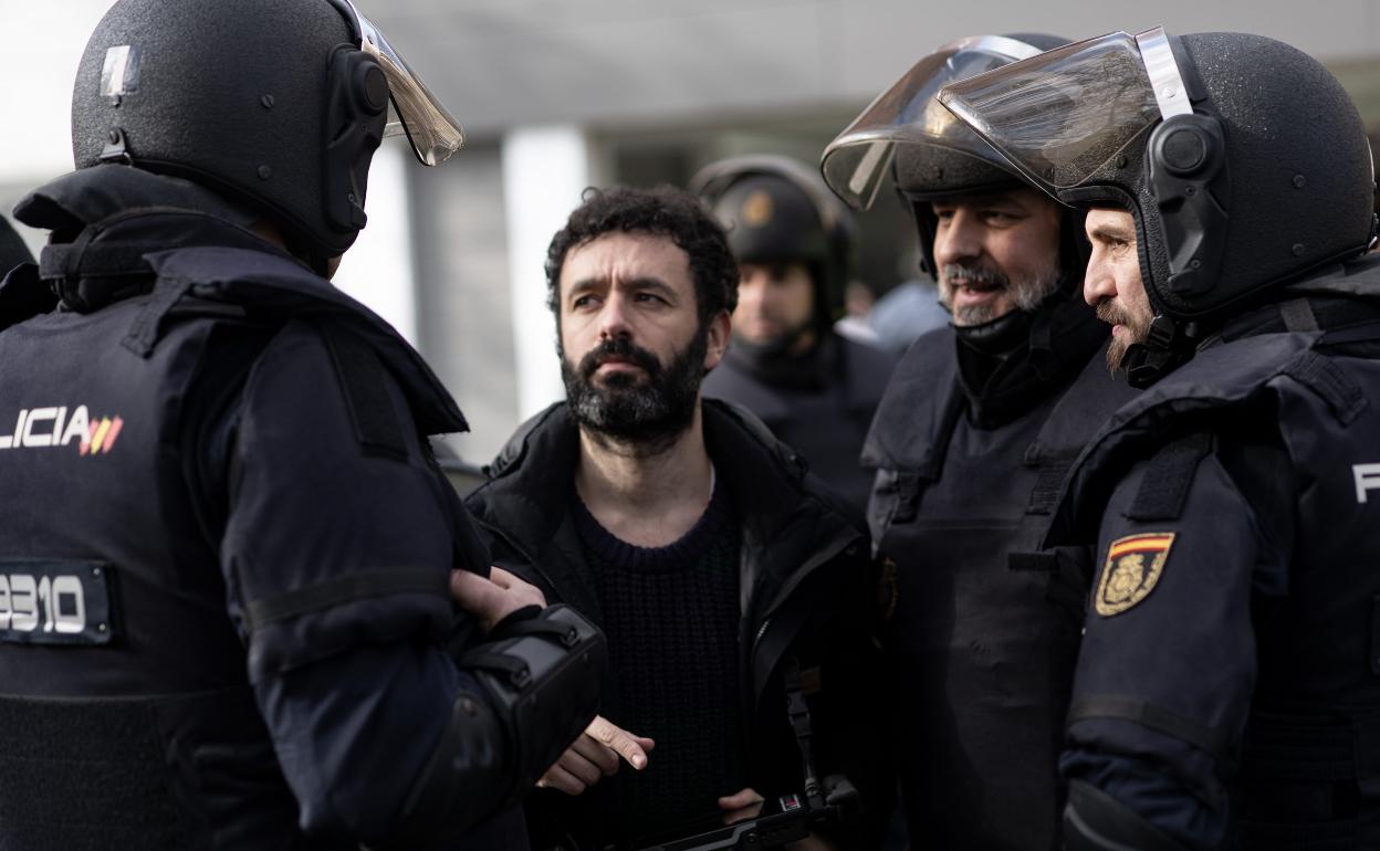 Rodrigo Sorogoyen dirige a sus 'antidisturbios' en el rodaje de la serie de Movistar. 