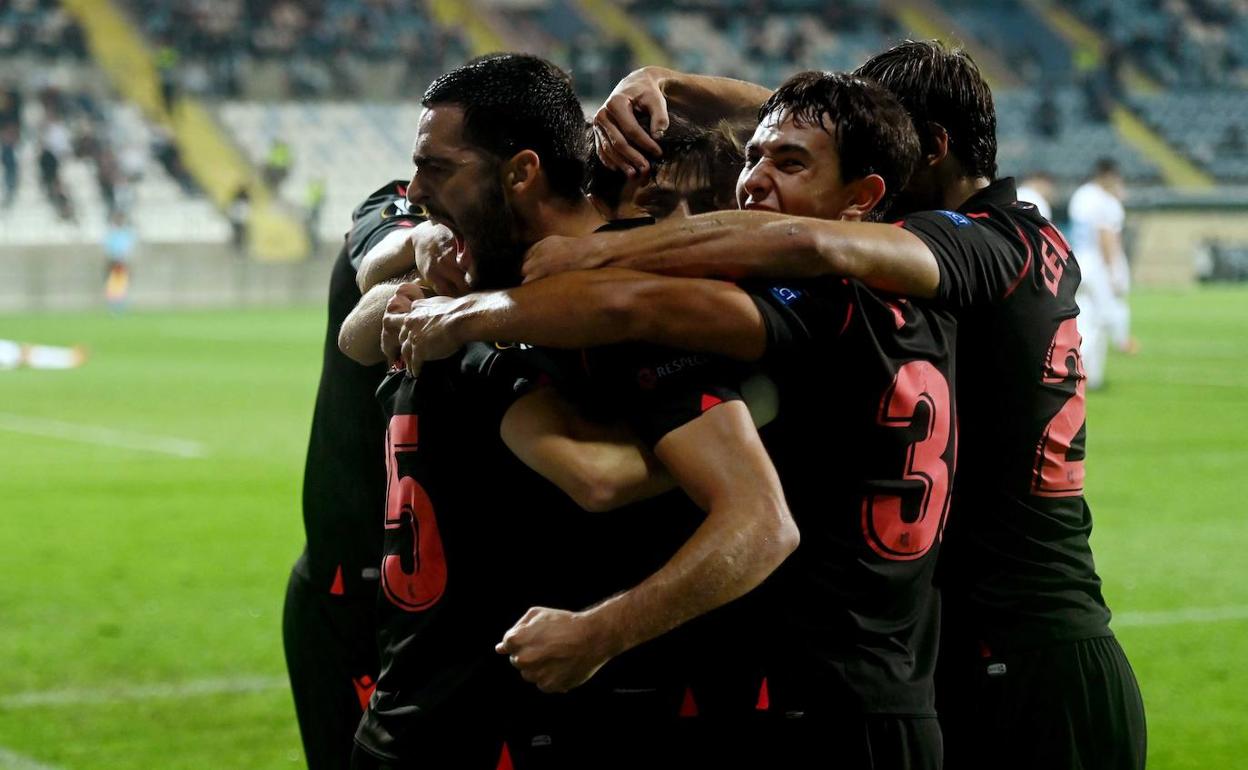 Los jugadores de la Real celebran el gol de Bautista. 