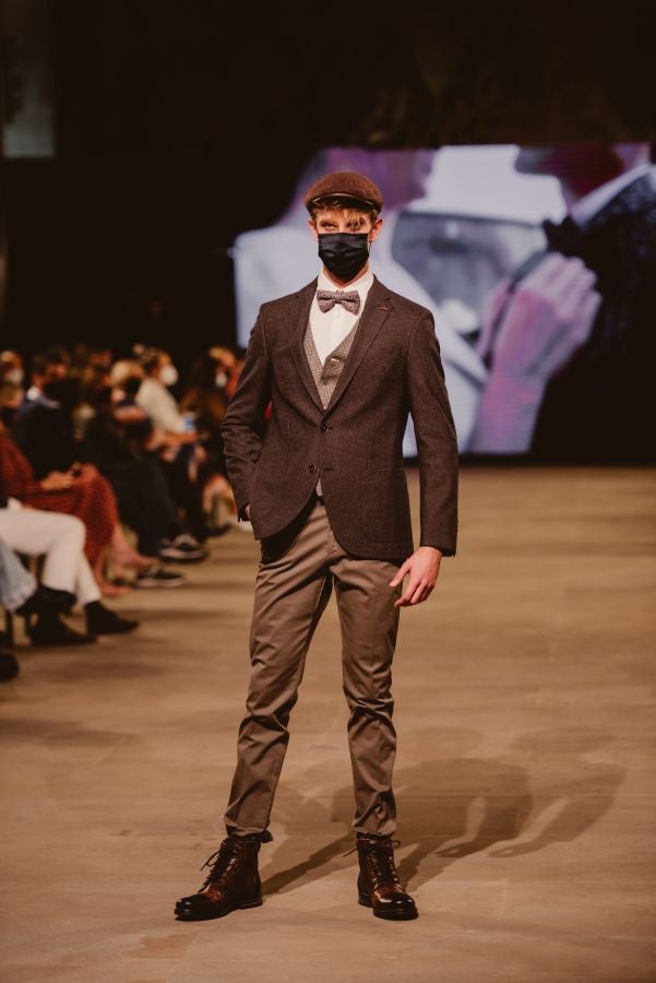 Un catalógo 2021 con propuestas para todo tipo de novios. La firma ha reunido propuestas para todo tipo de ceremonias, desde las más íntimas a las más sociales. La puesta en escena se ha complementado con los diseños de novia más destacados de la firma Yolanda Torres.