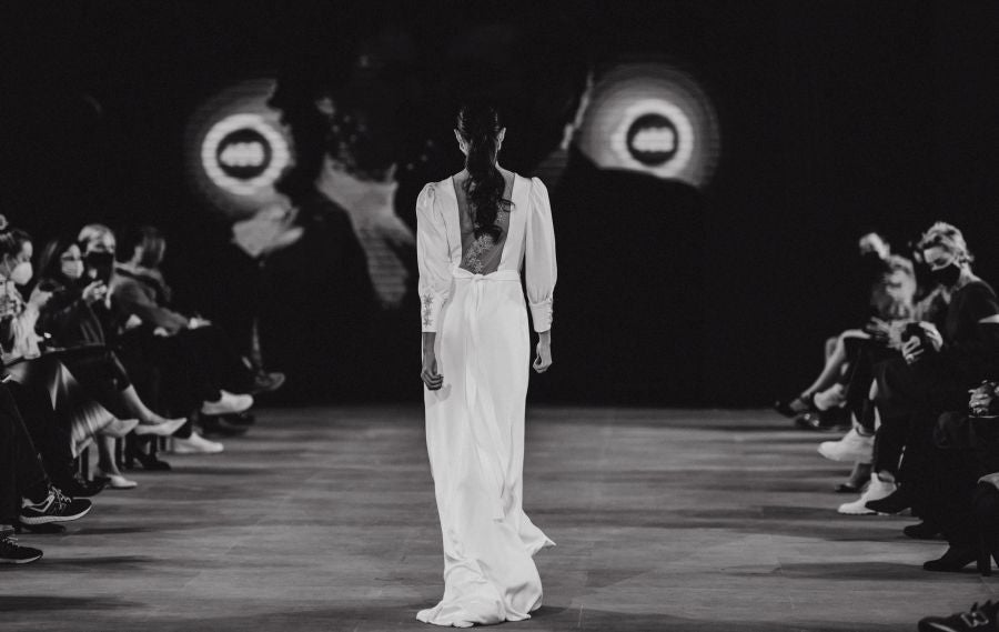 Un catalógo 2021 con propuestas para todo tipo de novios. La firma ha reunido propuestas para todo tipo de ceremonias, desde las más íntimas a las más sociales. La puesta en escena se ha complementado con los diseños de novia más destacados de la firma Yolanda Torres.