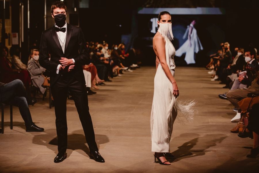 Un catalógo 2021 con propuestas para todo tipo de novios. La firma ha reunido propuestas para todo tipo de ceremonias, desde las más íntimas a las más sociales. La puesta en escena se ha complementado con los diseños de novia más destacados de la firma Yolanda Torres.