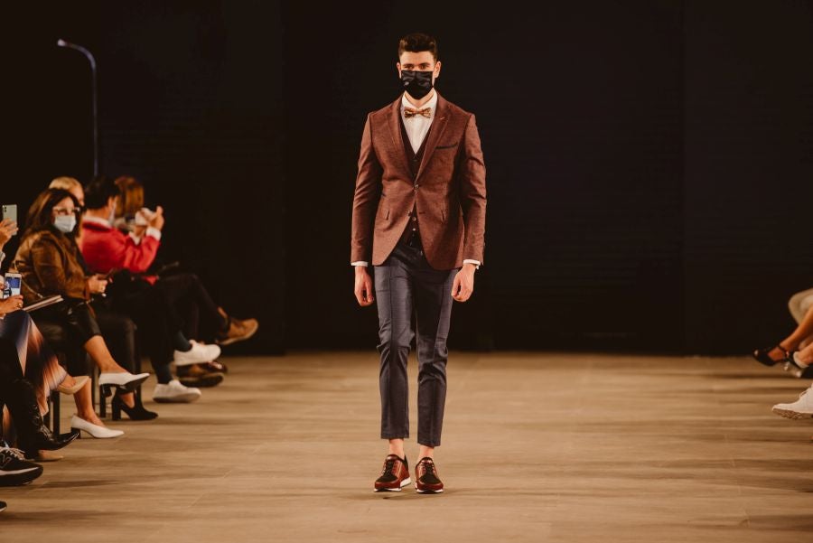 Un catalógo 2021 con propuestas para todo tipo de novios. La firma ha reunido propuestas para todo tipo de ceremonias, desde las más íntimas a las más sociales. La puesta en escena se ha complementado con los diseños de novia más destacados de la firma Yolanda Torres.