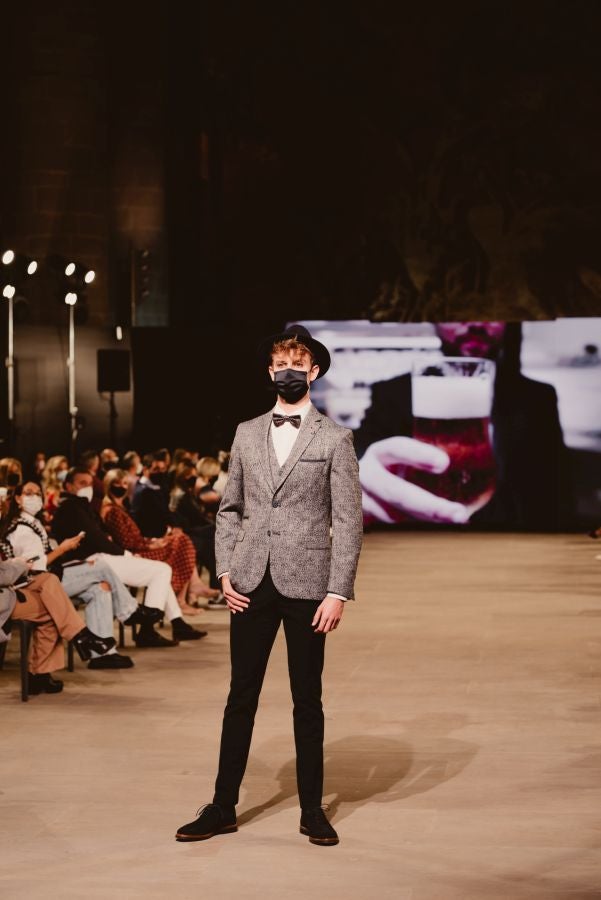 Un catalógo 2021 con propuestas para todo tipo de novios. La firma ha reunido propuestas para todo tipo de ceremonias, desde las más íntimas a las más sociales. La puesta en escena se ha complementado con los diseños de novia más destacados de la firma Yolanda Torres.