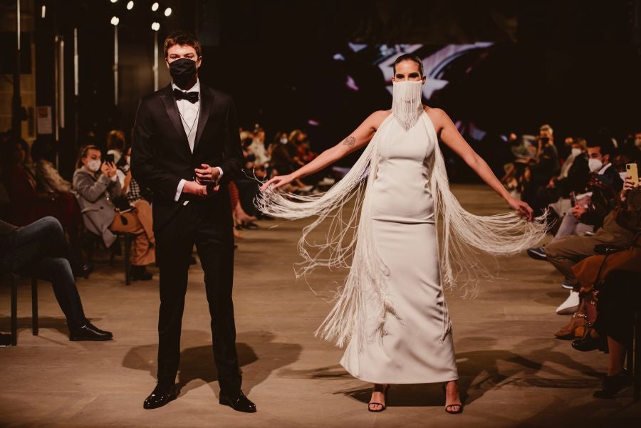 Un catalógo 2021 con propuestas para todo tipo de novios. La firma ha reunido propuestas para todo tipo de ceremonias, desde las más íntimas a las más sociales. La puesta en escena se ha complementado con los diseños de novia más destacados de la firma Yolanda Torres.