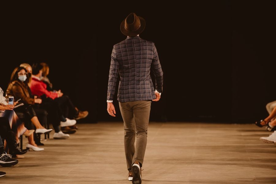 Un catalógo 2021 con propuestas para todo tipo de novios. La firma ha reunido propuestas para todo tipo de ceremonias, desde las más íntimas a las más sociales. La puesta en escena se ha complementado con los diseños de novia más destacados de la firma Yolanda Torres.