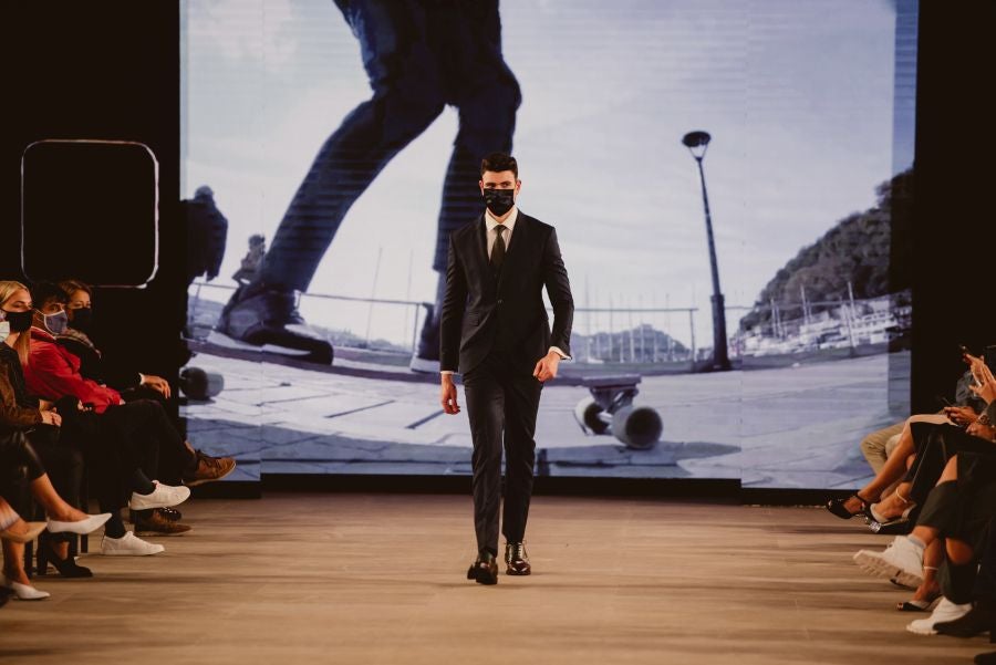 Un catalógo 2021 con propuestas para todo tipo de novios. La firma ha reunido propuestas para todo tipo de ceremonias, desde las más íntimas a las más sociales. La puesta en escena se ha complementado con los diseños de novia más destacados de la firma Yolanda Torres.