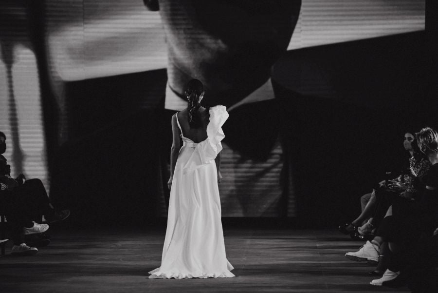 Un catalógo 2021 con propuestas para todo tipo de novios. La firma ha reunido propuestas para todo tipo de ceremonias, desde las más íntimas a las más sociales. La puesta en escena se ha complementado con los diseños de novia más destacados de la firma Yolanda Torres.