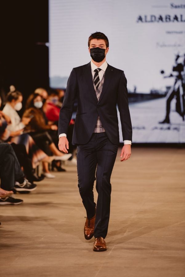 Un catalógo 2021 con propuestas para todo tipo de novios. La firma ha reunido propuestas para todo tipo de ceremonias, desde las más íntimas a las más sociales. La puesta en escena se ha complementado con los diseños de novia más destacados de la firma Yolanda Torres.