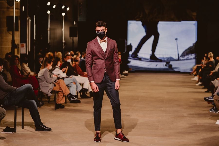 Un catalógo 2021 con propuestas para todo tipo de novios. La firma ha reunido propuestas para todo tipo de ceremonias, desde las más íntimas a las más sociales. La puesta en escena se ha complementado con los diseños de novia más destacados de la firma Yolanda Torres.