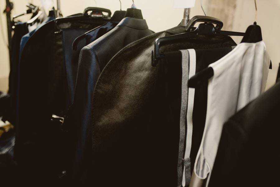 Un catalógo 2021 con propuestas para todo tipo de novios. La firma ha reunido propuestas para todo tipo de ceremonias, desde las más íntimas a las más sociales. La puesta en escena se ha complementado con los diseños de novia más destacados de la firma Yolanda Torres.