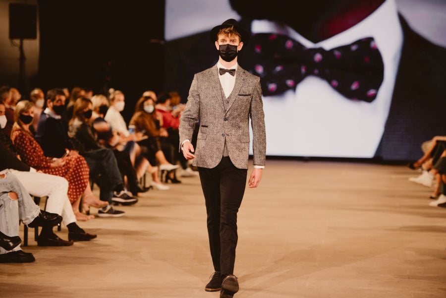 Un catalógo 2021 con propuestas para todo tipo de novios. La firma ha reunido propuestas para todo tipo de ceremonias, desde las más íntimas a las más sociales. La puesta en escena se ha complementado con los diseños de novia más destacados de la firma Yolanda Torres.