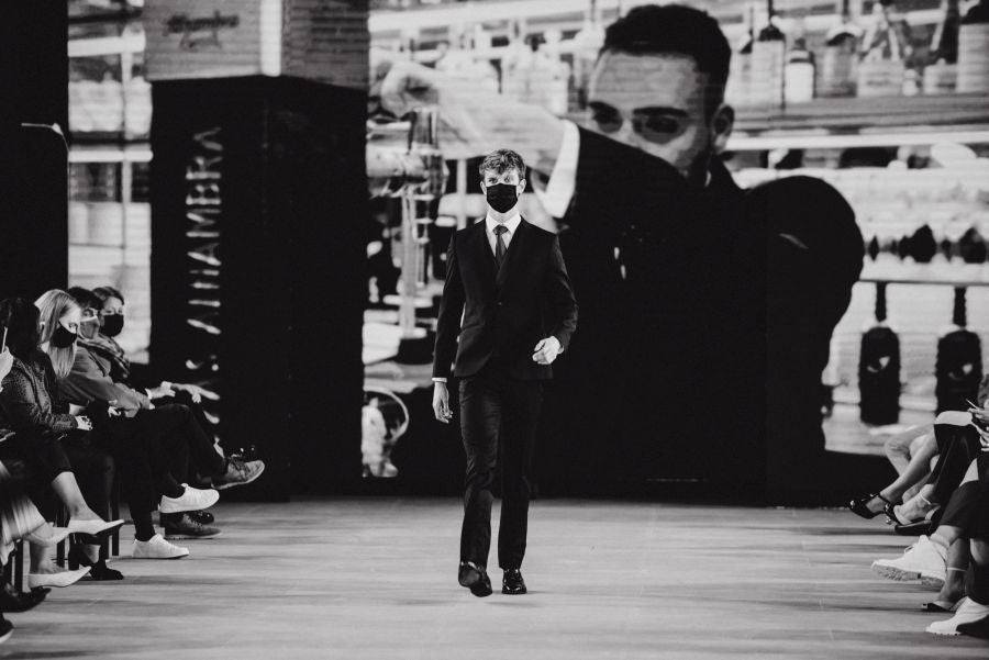 Un catalógo 2021 con propuestas para todo tipo de novios. La firma ha reunido propuestas para todo tipo de ceremonias, desde las más íntimas a las más sociales. La puesta en escena se ha complementado con los diseños de novia más destacados de la firma Yolanda Torres.