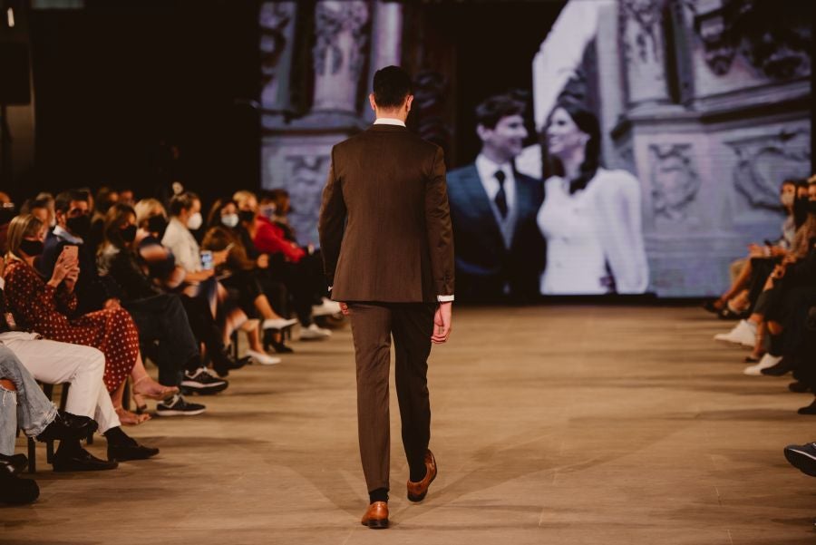 Un catalógo 2021 con propuestas para todo tipo de novios. La firma ha reunido propuestas para todo tipo de ceremonias, desde las más íntimas a las más sociales. La puesta en escena se ha complementado con los diseños de novia más destacados de la firma Yolanda Torres.