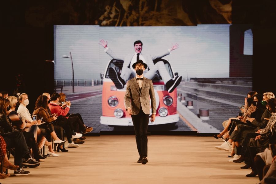 Un catalógo 2021 con propuestas para todo tipo de novios. La firma ha reunido propuestas para todo tipo de ceremonias, desde las más íntimas a las más sociales. La puesta en escena se ha complementado con los diseños de novia más destacados de la firma Yolanda Torres.