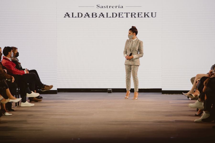 Un catalógo 2021 con propuestas para todo tipo de novios. La firma ha reunido propuestas para todo tipo de ceremonias, desde las más íntimas a las más sociales. La puesta en escena se ha complementado con los diseños de novia más destacados de la firma Yolanda Torres.