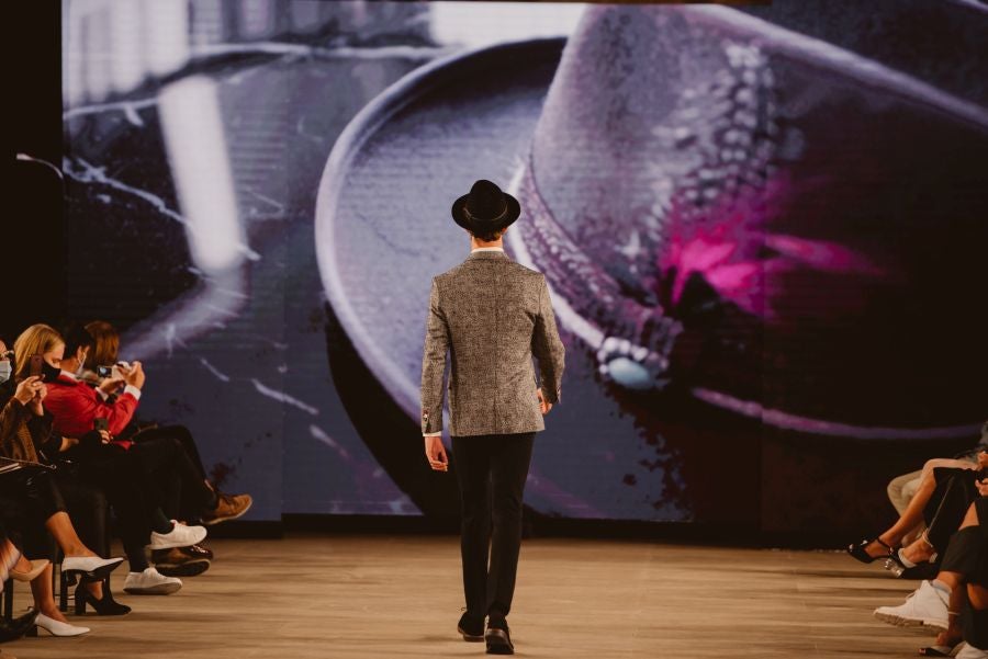 Un catalógo 2021 con propuestas para todo tipo de novios. La firma ha reunido propuestas para todo tipo de ceremonias, desde las más íntimas a las más sociales. La puesta en escena se ha complementado con los diseños de novia más destacados de la firma Yolanda Torres.