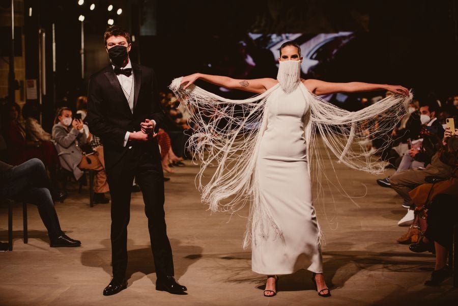 Un catalógo 2021 con propuestas para todo tipo de novios. La firma ha reunido propuestas para todo tipo de ceremonias, desde las más íntimas a las más sociales. La puesta en escena se ha complementado con los diseños de novia más destacados de la firma Yolanda Torres.