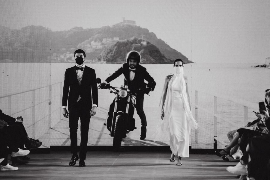 Un catalógo 2021 con propuestas para todo tipo de novios. La firma ha reunido propuestas para todo tipo de ceremonias, desde las más íntimas a las más sociales. La puesta en escena se ha complementado con los diseños de novia más destacados de la firma Yolanda Torres.