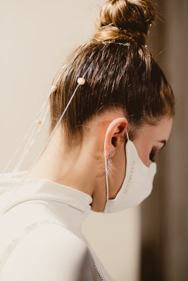 Joyas únicas y modelos de lujo en un desfile inédito. Álex Vallejo debuta sobre la pasarela de San Telmo con una original y emotiva puesta en escena a cargo de Verdini Dantza Taldea. La música y la luz y la coreografía de los bailarines ha sido el hilo conductor para mostrar más de 30 jotas de la firma. 