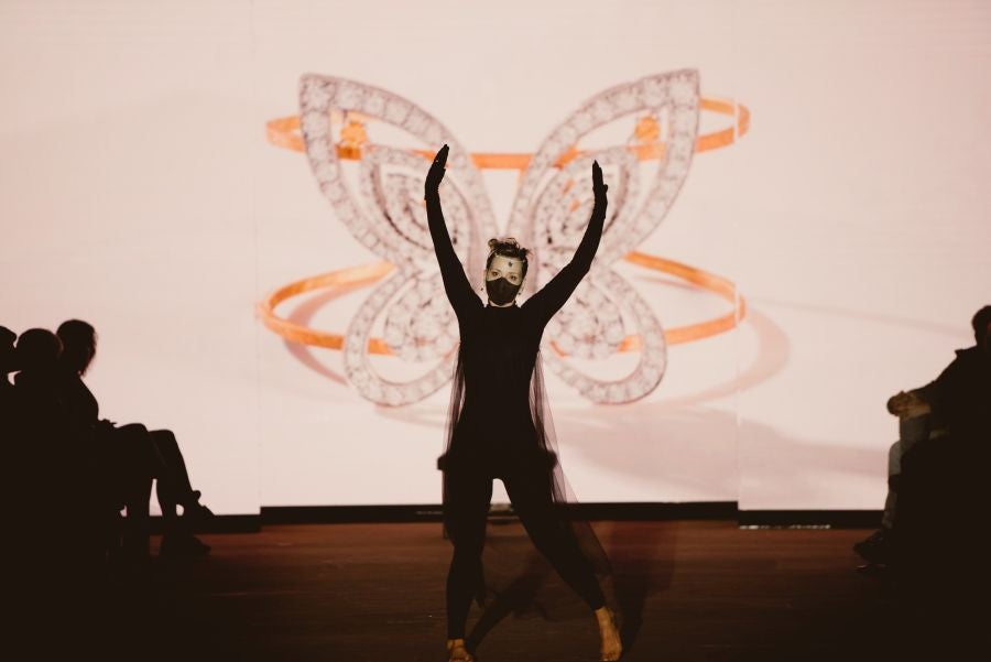 Joyas únicas y modelos de lujo en un desfile inédito. Álex Vallejo debuta sobre la pasarela de San Telmo con una original y emotiva puesta en escena a cargo de Verdini Dantza Taldea. La música y la luz y la coreografía de los bailarines ha sido el hilo conductor para mostrar más de 30 jotas de la firma. 