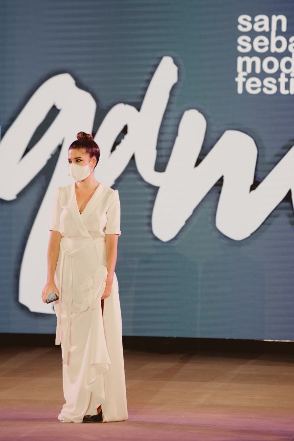 Joyas únicas y modelos de lujo en un desfile inédito. Álex Vallejo debuta sobre la pasarela de San Telmo con una original y emotiva puesta en escena a cargo de Verdini Dantza Taldea. La música y la luz y la coreografía de los bailarines ha sido el hilo conductor para mostrar más de 30 jotas de la firma. 