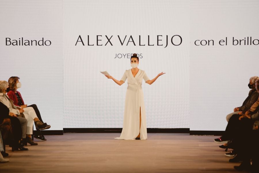 Joyas únicas y modelos de lujo en un desfile inédito. Álex Vallejo debuta sobre la pasarela de San Telmo con una original y emotiva puesta en escena a cargo de Verdini Dantza Taldea. La música y la luz y la coreografía de los bailarines ha sido el hilo conductor para mostrar más de 30 jotas de la firma. 