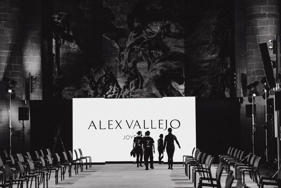 Joyas únicas y modelos de lujo en un desfile inédito. Álex Vallejo debuta sobre la pasarela de San Telmo con una original y emotiva puesta en escena a cargo de Verdini Dantza Taldea. La música y la luz y la coreografía de los bailarines ha sido el hilo conductor para mostrar más de 30 jotas de la firma. 