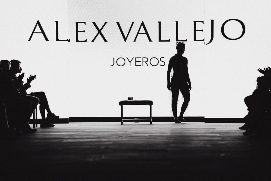 Joyas únicas y modelos de lujo en un desfile inédito. Álex Vallejo debuta sobre la pasarela de San Telmo con una original y emotiva puesta en escena a cargo de Verdini Dantza Taldea. La música y la luz y la coreografía de los bailarines ha sido el hilo conductor para mostrar más de 30 jotas de la firma. 